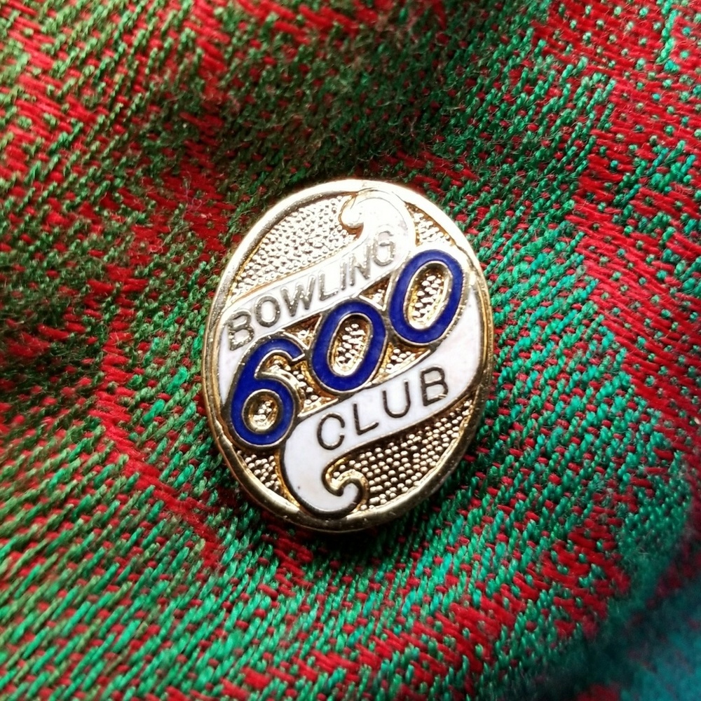 600 Club Bowling lapel pin brooch enamel gold tone